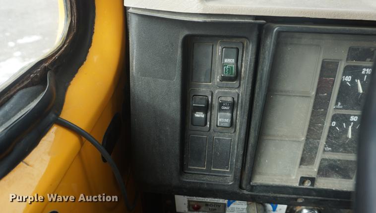 image for item DF7641 2001 International 4900 dump truck