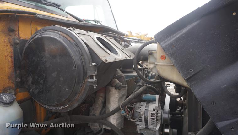 image for item DF7641 2001 International 4900 dump truck