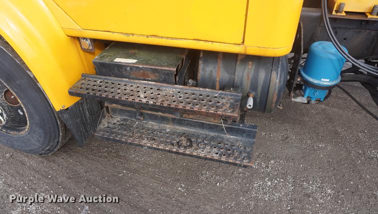 image for item DF7641 2001 International 4900 dump truck