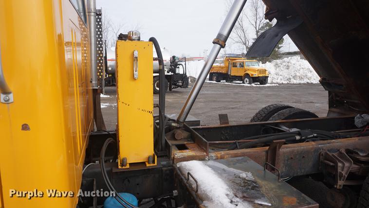 image for item DF7641 2001 International 4900 dump truck