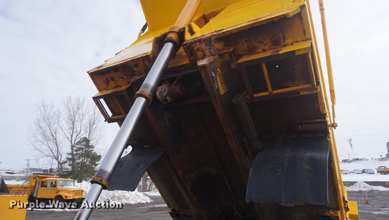 image for item DF7641 2001 International 4900 dump truck