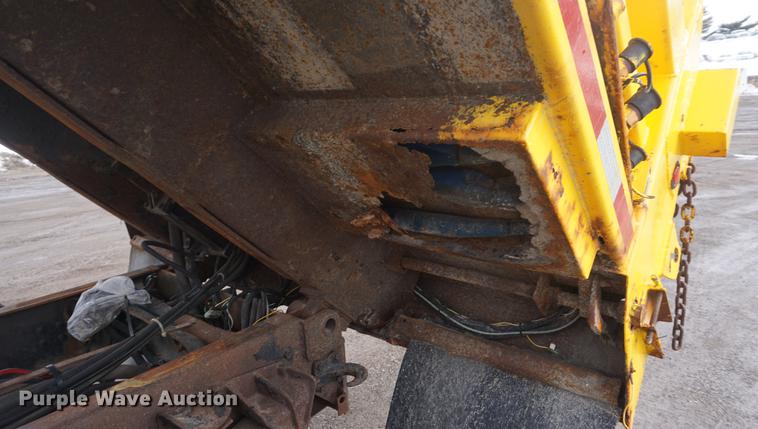 image for item DF7641 2001 International 4900 dump truck