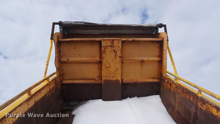 image for item DF7641 2001 International 4900 dump truck