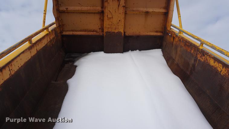 image for item DF7641 2001 International 4900 dump truck