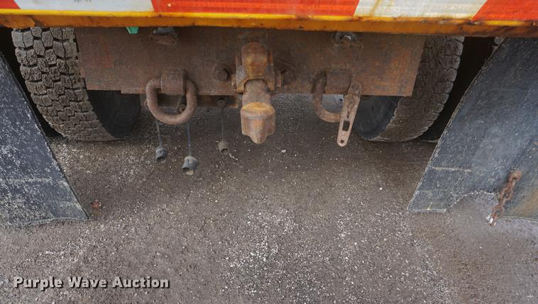 image for item DF7641 2001 International 4900 dump truck