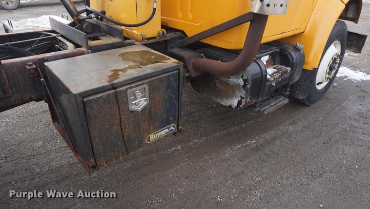 image for item DF7641 2001 International 4900 dump truck