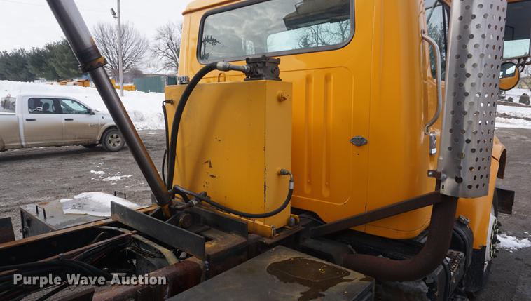 image for item DF7641 2001 International 4900 dump truck