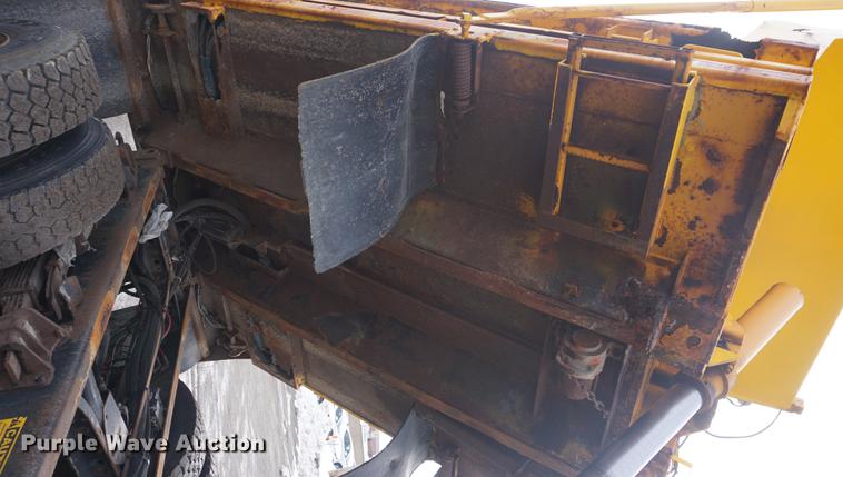 image for item DF7641 2001 International 4900 dump truck