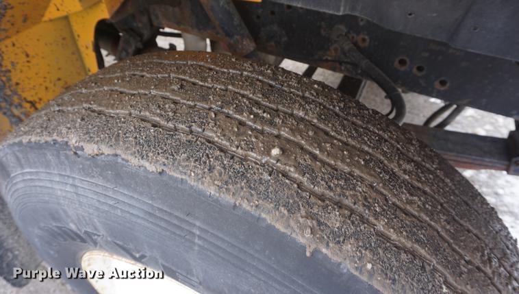 image for item DF7641 2001 International 4900 dump truck