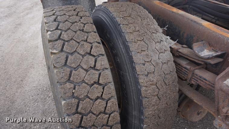 image for item DF7641 2001 International 4900 dump truck