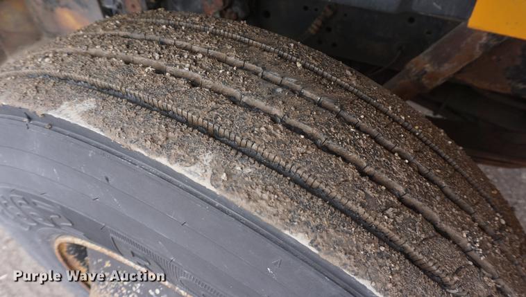 image for item DF7641 2001 International 4900 dump truck