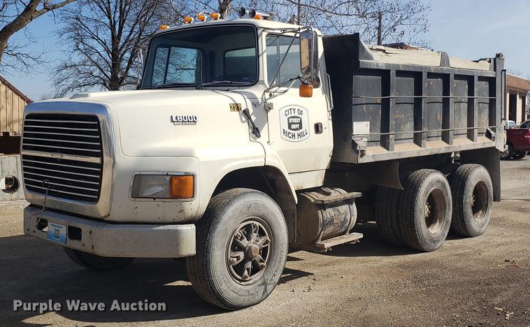 image for item EN9781 1994 Ford L8000 dump truck