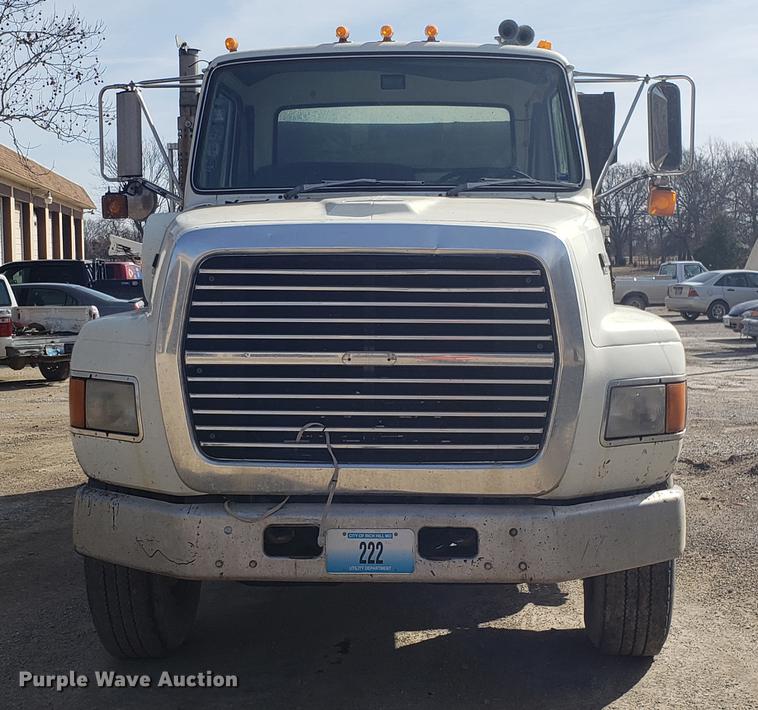 image for item EN9781 1994 Ford L8000 dump truck