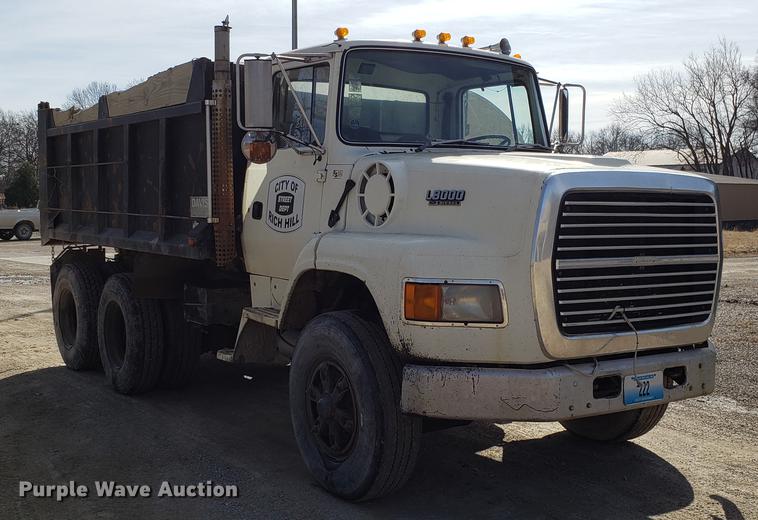 image for item EN9781 1994 Ford L8000 dump truck