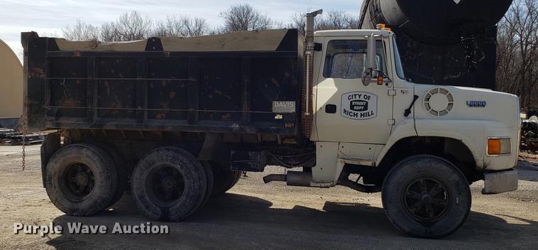 image for item EN9781 1994 Ford L8000 dump truck