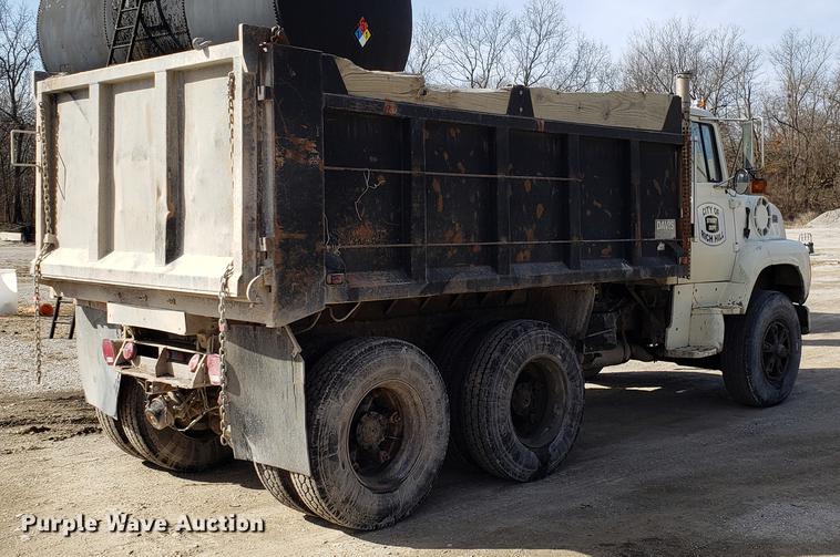 image for item EN9781 1994 Ford L8000 dump truck