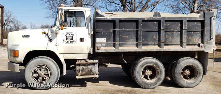 image for item EN9781 1994 Ford L8000 dump truck
