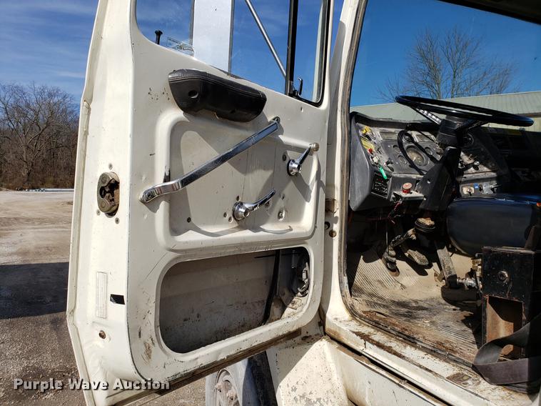 image for item EN9781 1994 Ford L8000 dump truck