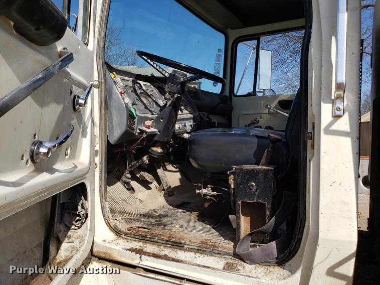 image for item EN9781 1994 Ford L8000 dump truck