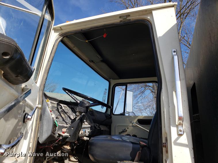 image for item EN9781 1994 Ford L8000 dump truck