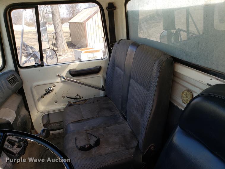 image for item EN9781 1994 Ford L8000 dump truck