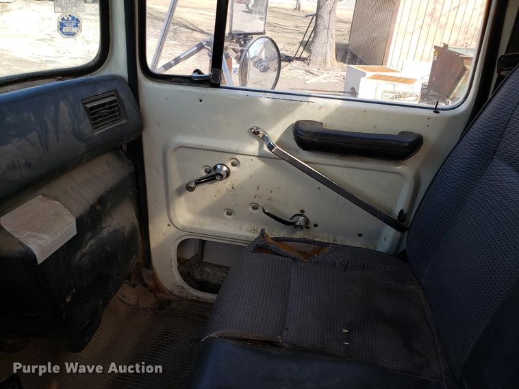 image for item EN9781 1994 Ford L8000 dump truck