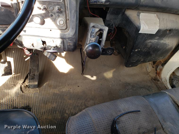 image for item EN9781 1994 Ford L8000 dump truck