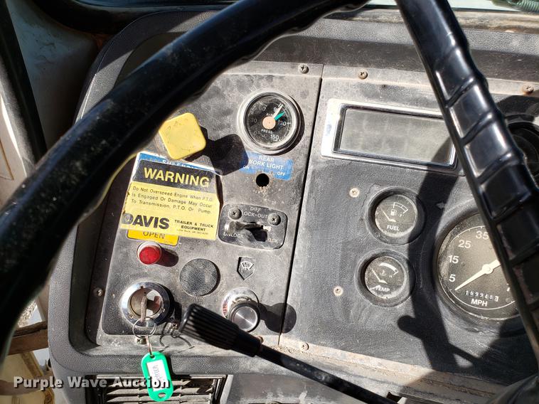 image for item EN9781 1994 Ford L8000 dump truck