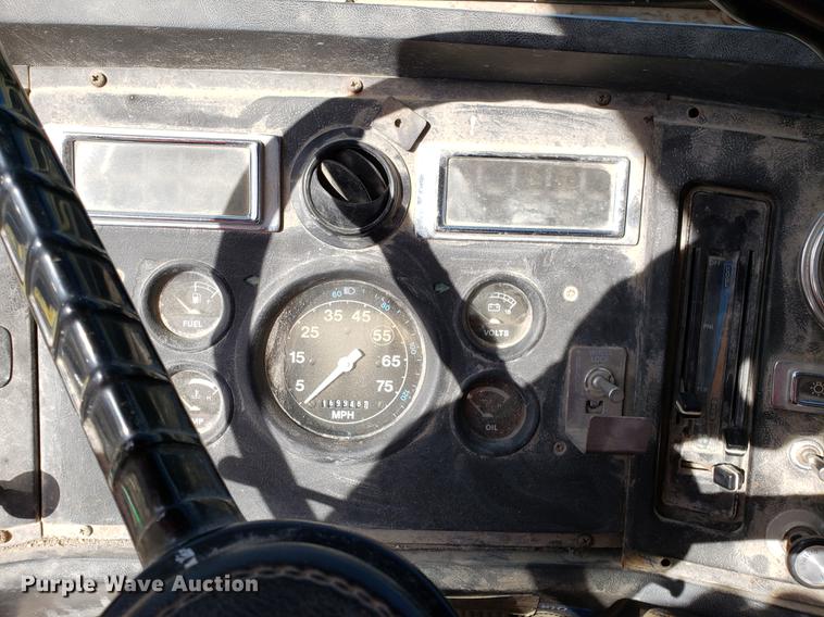 image for item EN9781 1994 Ford L8000 dump truck