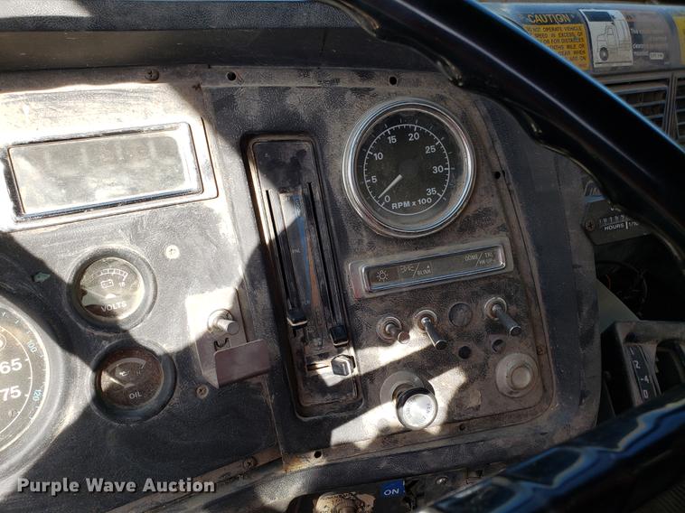 image for item EN9781 1994 Ford L8000 dump truck