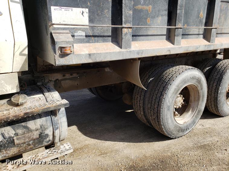 image for item EN9781 1994 Ford L8000 dump truck