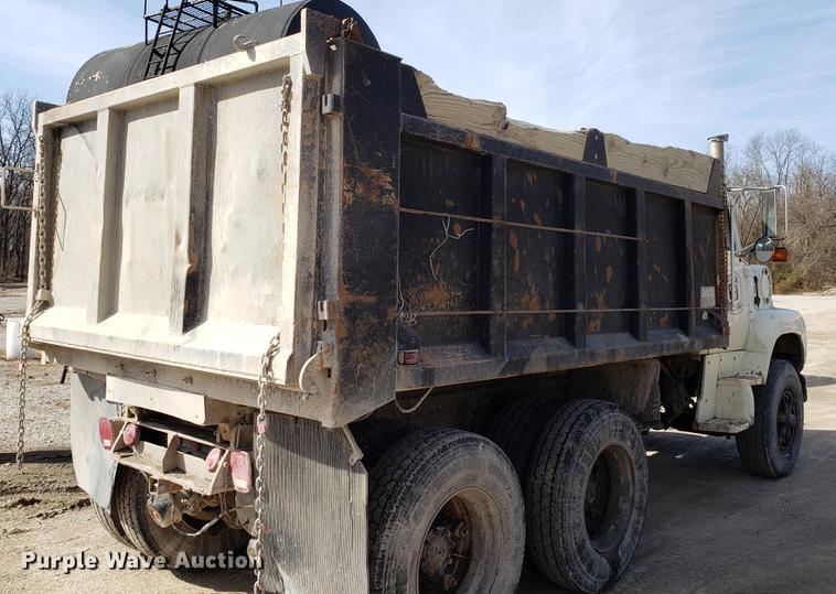 image for item EN9781 1994 Ford L8000 dump truck