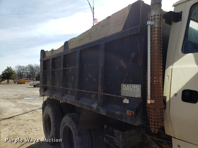 image for item EN9781 1994 Ford L8000 dump truck