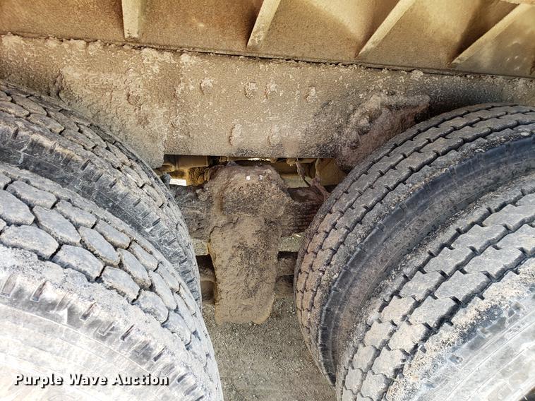 image for item EN9781 1994 Ford L8000 dump truck