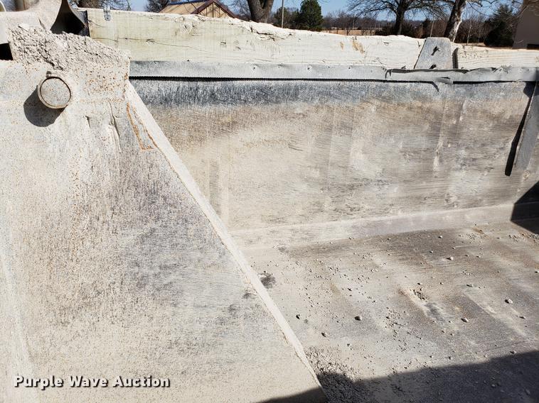 image for item EN9781 1994 Ford L8000 dump truck