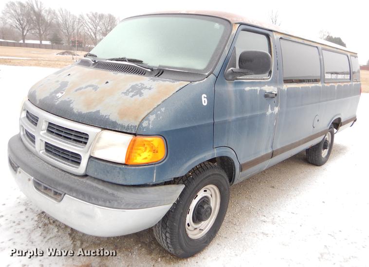 image for item FQ9622 2000 Dodge Ram Wagon B3500 van