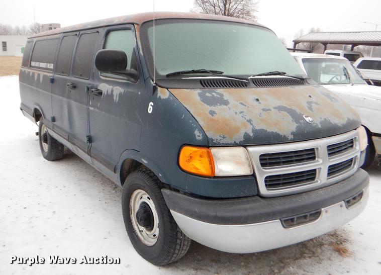 image for item FQ9622 2000 Dodge Ram Wagon B3500 van