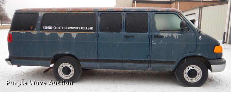 image for item FQ9622 2000 Dodge Ram Wagon B3500 van
