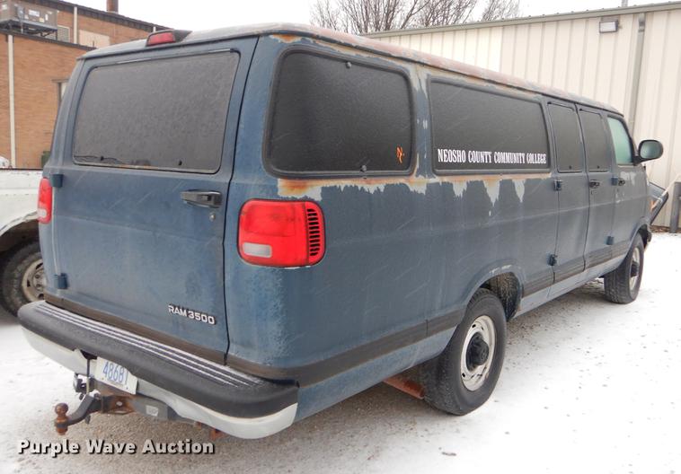 image for item FQ9622 2000 Dodge Ram Wagon B3500 van