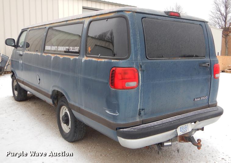 image for item FQ9622 2000 Dodge Ram Wagon B3500 van