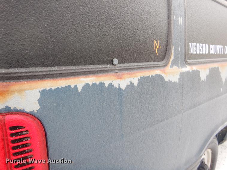 image for item FQ9622 2000 Dodge Ram Wagon B3500 van