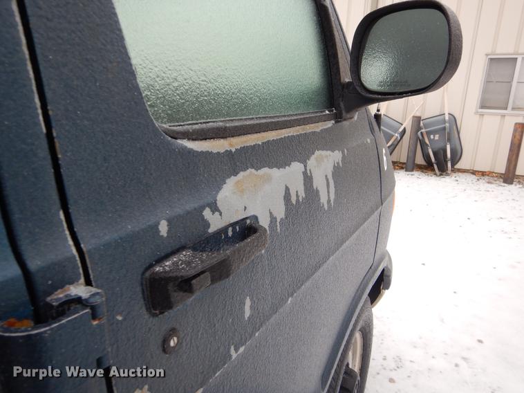 image for item FQ9622 2000 Dodge Ram Wagon B3500 van