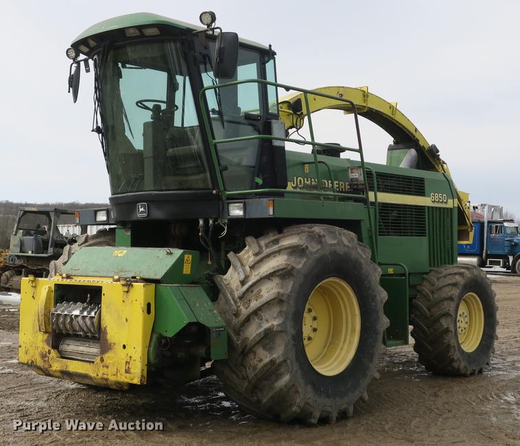 image for item DB8888 2001 John Deere 6850 PRWD forage harvester
