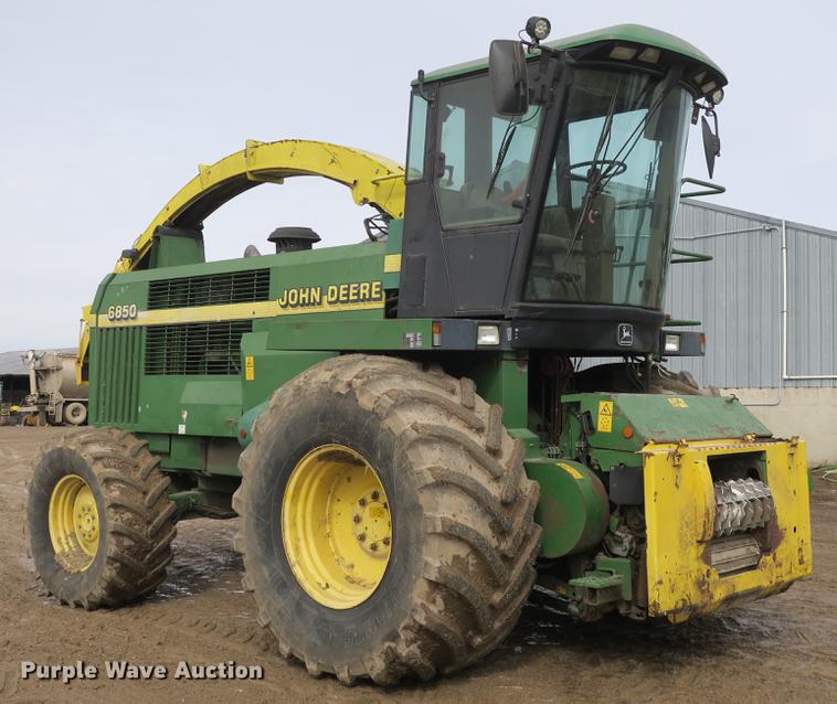 image for item DB8888 2001 John Deere 6850 PRWD forage harvester