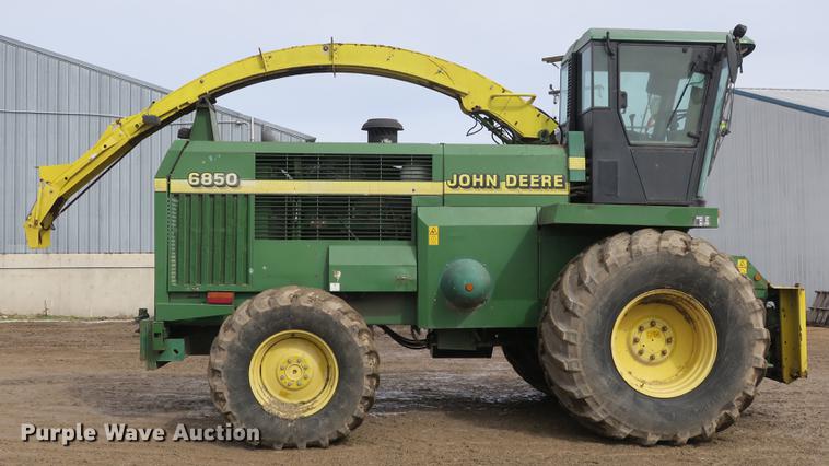 image for item DB8888 2001 John Deere 6850 PRWD forage harvester