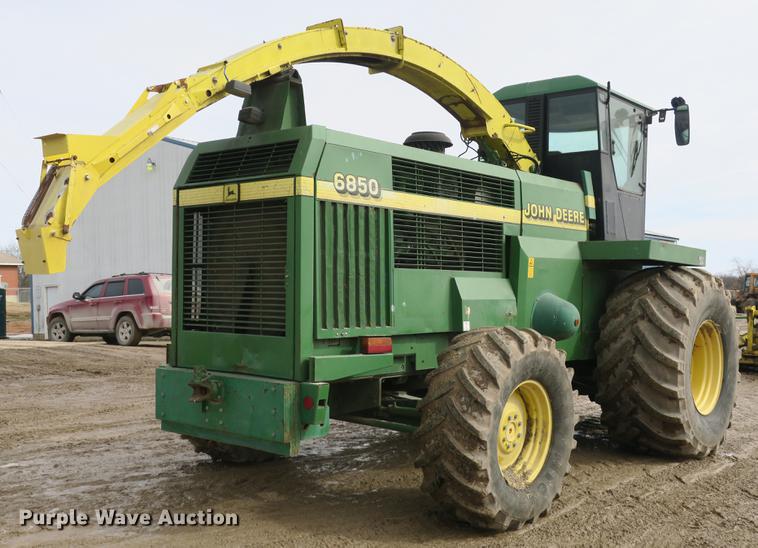 image for item DB8888 2001 John Deere 6850 PRWD forage harvester