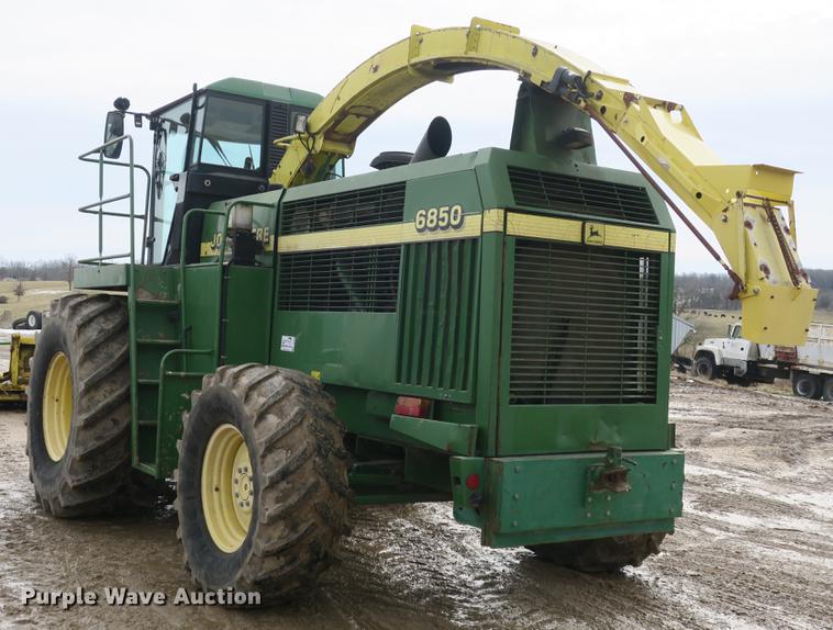 image for item DB8888 2001 John Deere 6850 PRWD forage harvester