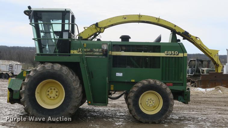 image for item DB8888 2001 John Deere 6850 PRWD forage harvester