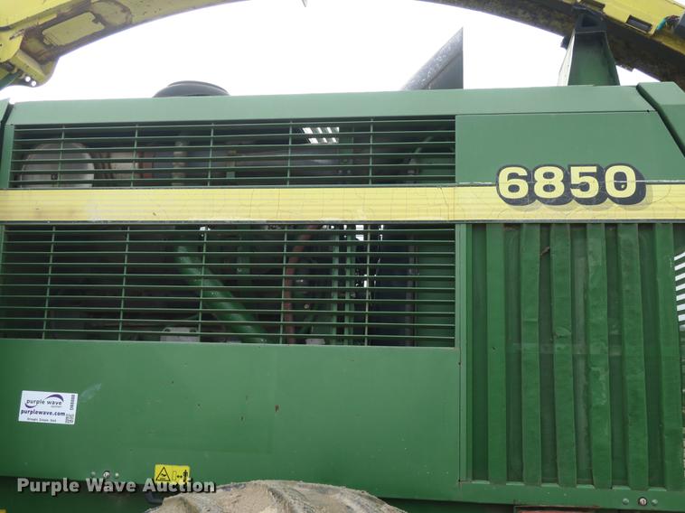 image for item DB8888 2001 John Deere 6850 PRWD forage harvester
