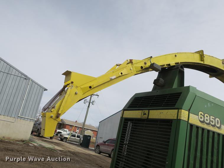 image for item DB8888 2001 John Deere 6850 PRWD forage harvester